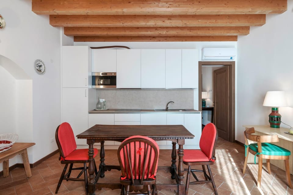 Kitchen or kitchenette, Living room, Seating area, Dining area, pet friendly, stove