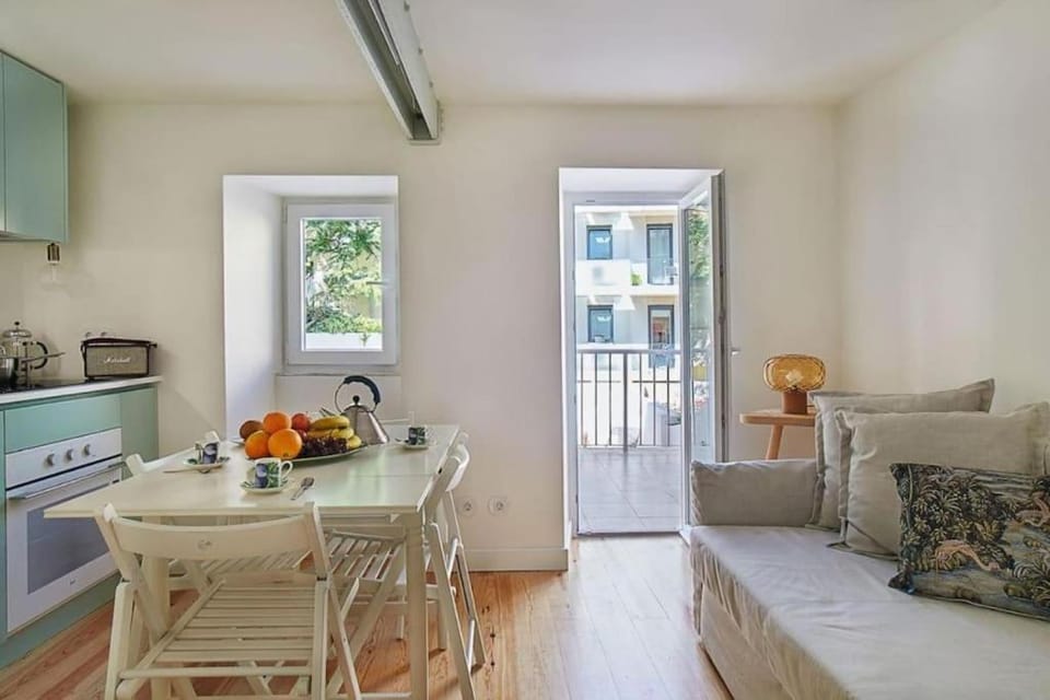 Modern Flat with large garden and terrace right next Estrela Park Apartment in Lisbon