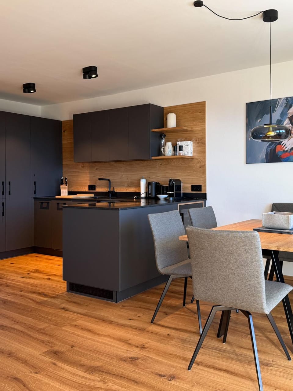 Coffee/tea facilities, Kitchen or kitchenette, Dining area, stove