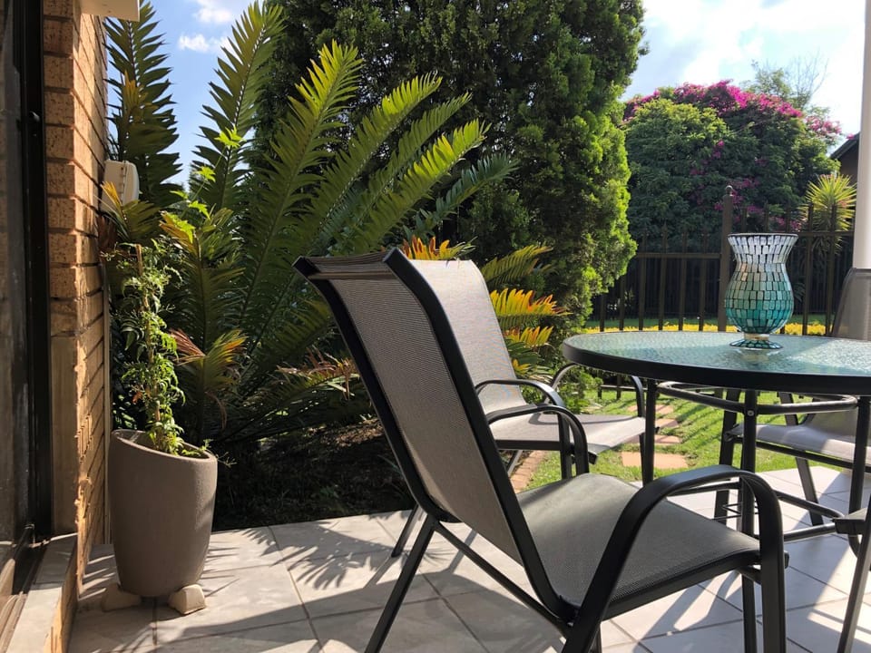 View (from property/room), Dining area, Garden view, Quiet street view