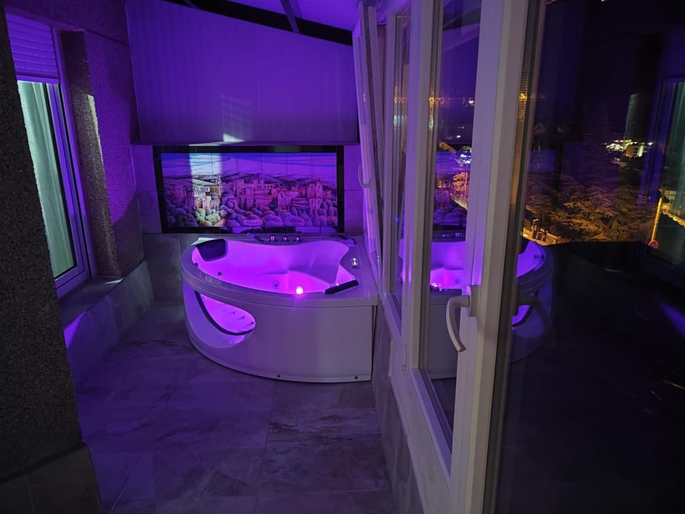 Night, Hot Tub, Evening entertainment