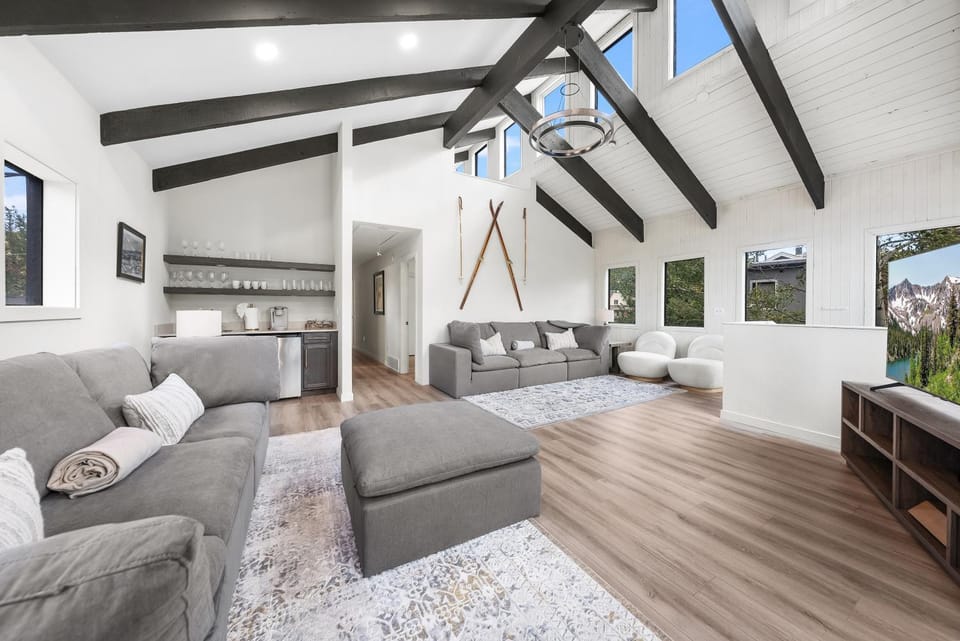 Walk to Main St, Private Hot Tub and Parking, 6 Bedrooms, Great Location - Sleeps 14 House in Park City