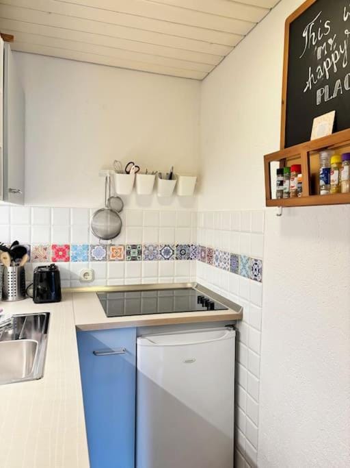 Coffee/tea facilities, Kitchen or kitchenette, dishwasher, stove, toaster