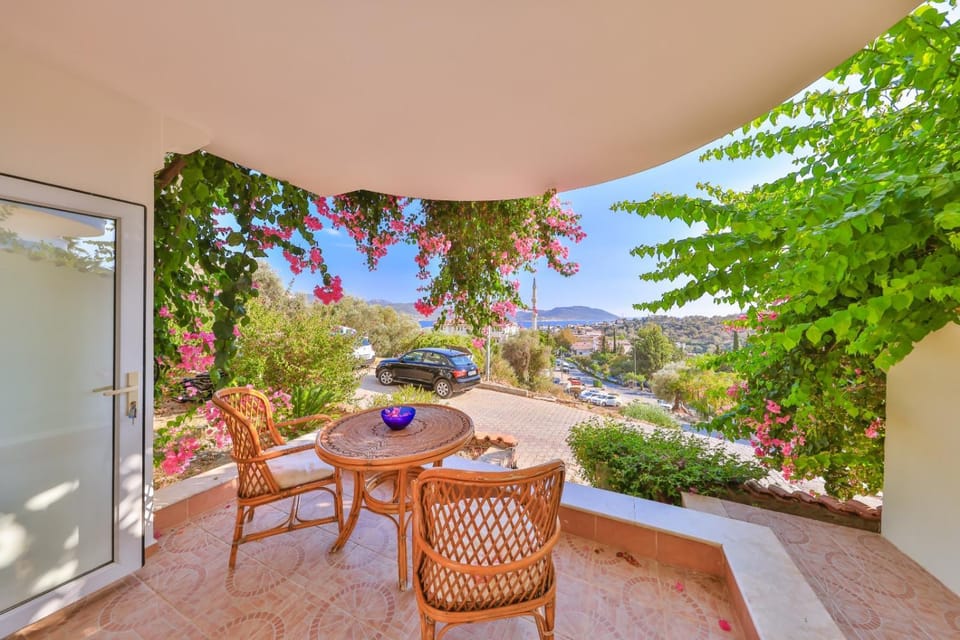 Natural landscape, Garden, View (from property/room), Dining area, Garden view