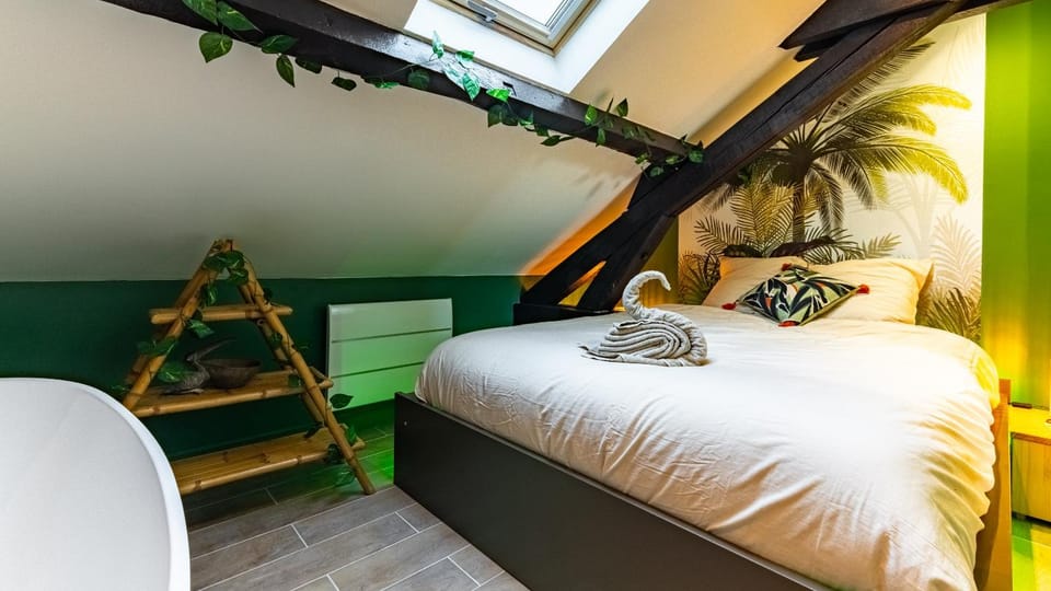 Bed, Photo of the whole room, Bedroom, towels