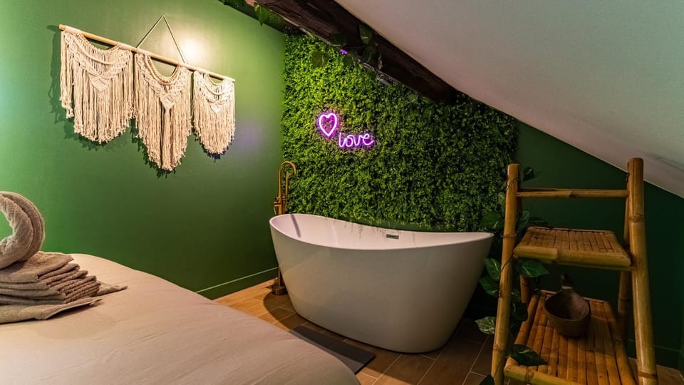 Photo of the whole room, Bedroom, Bath