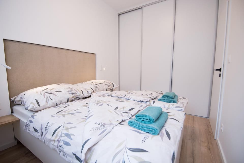 Photo of the whole room, Bedroom, wardrobe