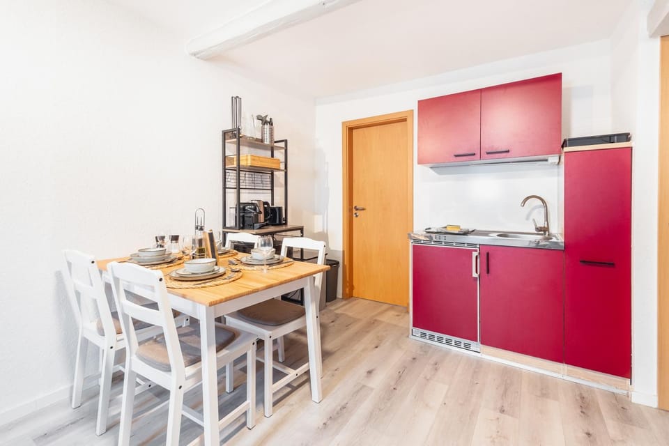 Kitchen or kitchenette, Dining area, stove