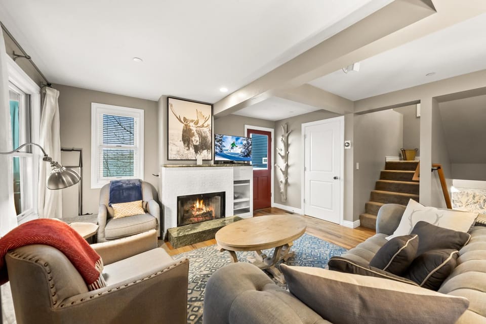 Walk to Main Street, Large beautiful Home, Private Tub, 3BR House in Park City