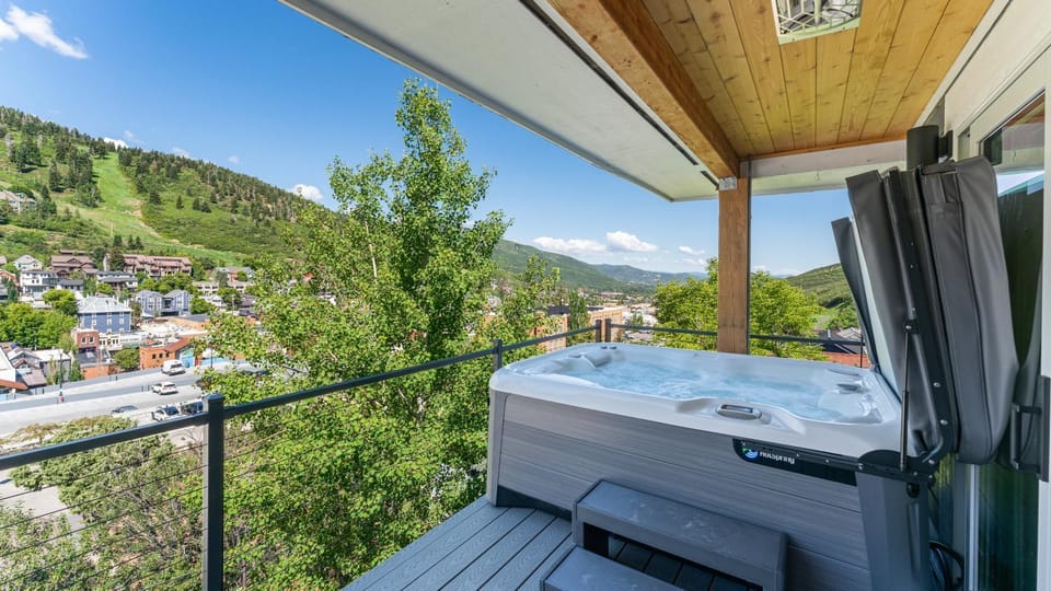 Walk to Main Street, Ontario Adventures, Two Homes Combined - 6 BR, 2 Private Decks with Hot Tubs House in Park City