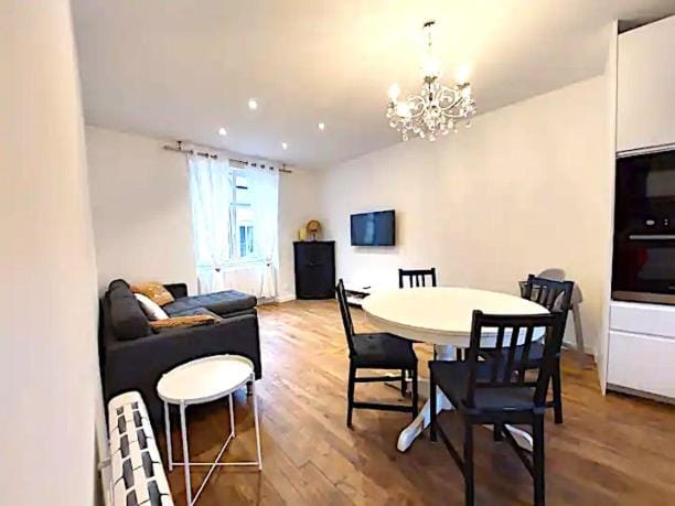 Communal lounge/ TV room, TV and multimedia, Dining area