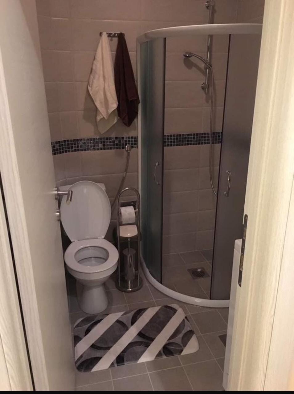 Shower, Toilet, Bathroom, towels