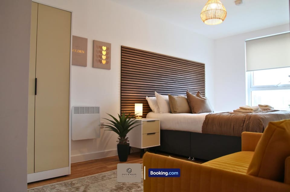 Bed, Photo of the whole room, Seating area, Bedroom