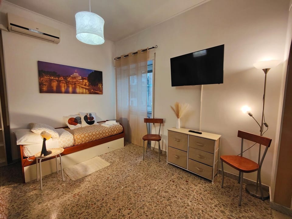 Communal lounge/ TV room, TV and multimedia, Living room, air conditioner