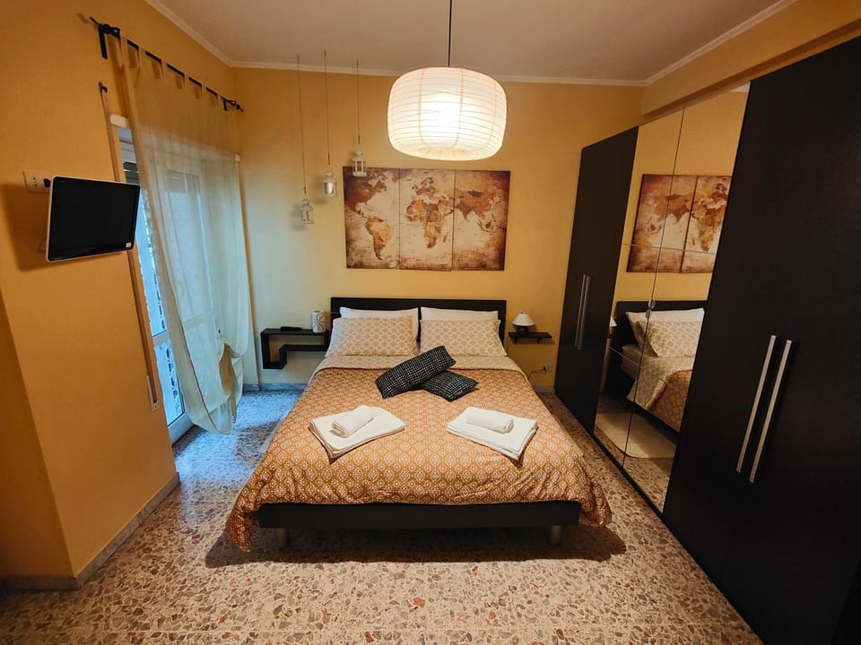 Photo of the whole room, Bedroom, wardrobe