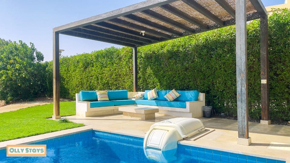 Patio, Pool view, Swimming pool, sunbed