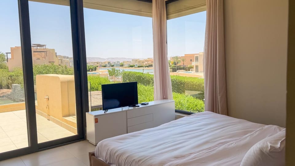 TV and multimedia, View (from property/room), Balcony/Terrace, Photo of the whole room, Bedroom