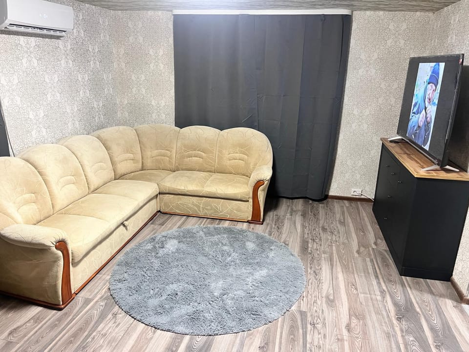 Communal lounge/ TV room, TV and multimedia, Living room, Seating area, Evening entertainment, air conditioner