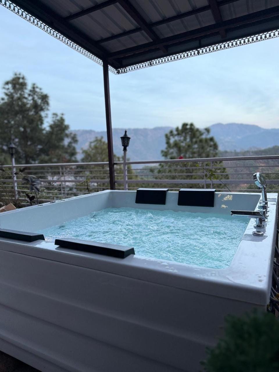 The Himalayan Mansion I Jacuzzi I Pet friendly & Serviced Villa I Open Air Lawn I Bonfire Available I Kasauli By Exotic Stays Apartment in Himachal Pradesh