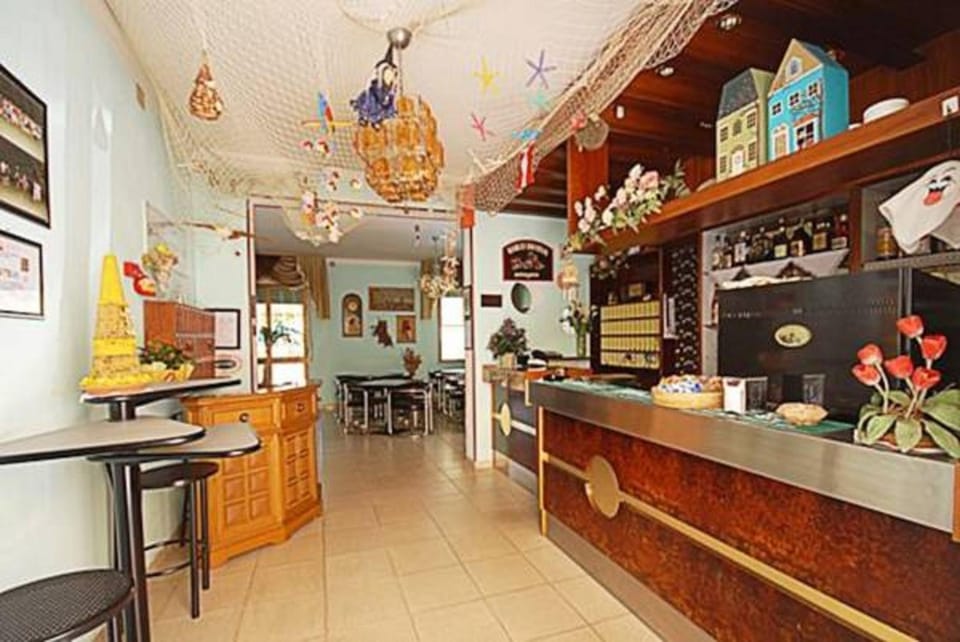 Restaurant/places to eat, Lounge or bar