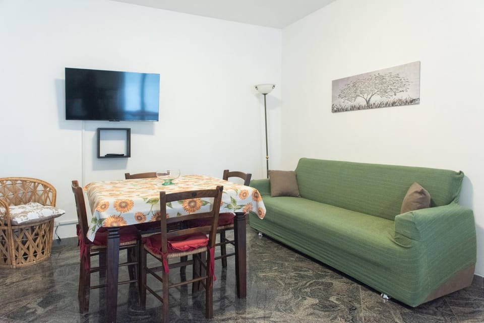 Communal lounge/ TV room, TV and multimedia, Living room, Seating area, Dining area, Evening entertainment