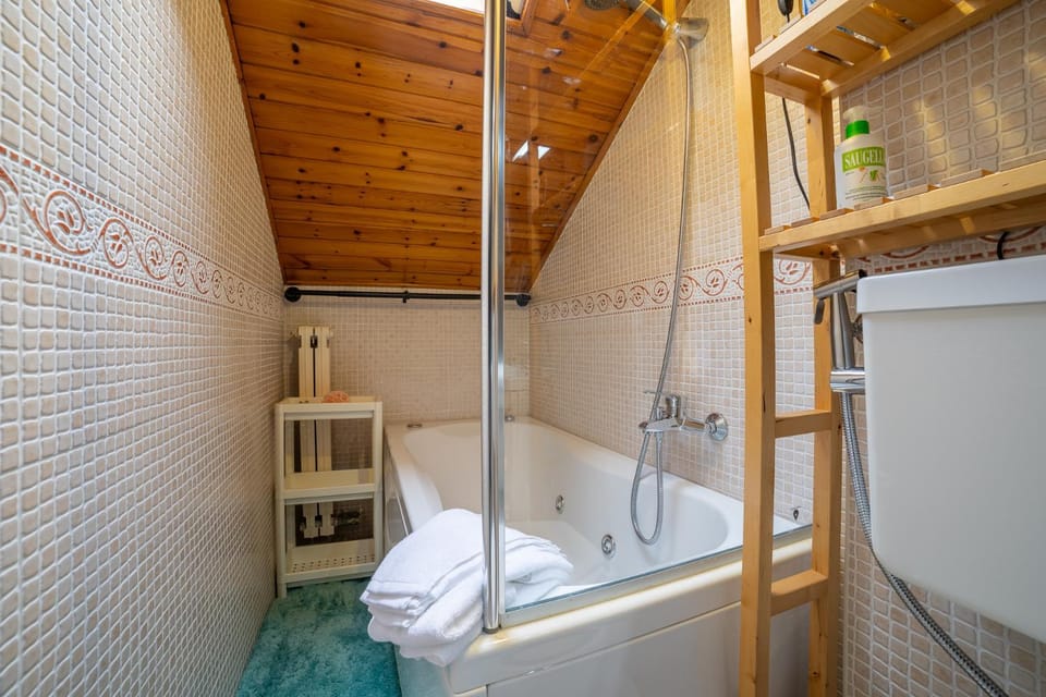 Bathroom, Bath, towels, Internal: Not applicable to any particular room
