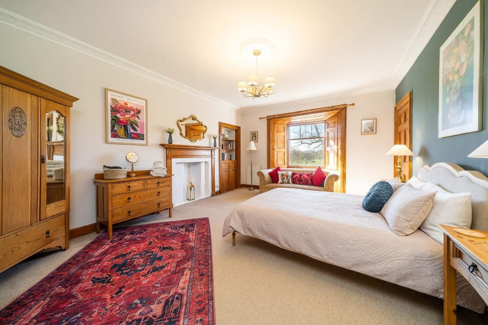 Elegant Georgian Apartment with Park View in Perth Apartment in Perth
