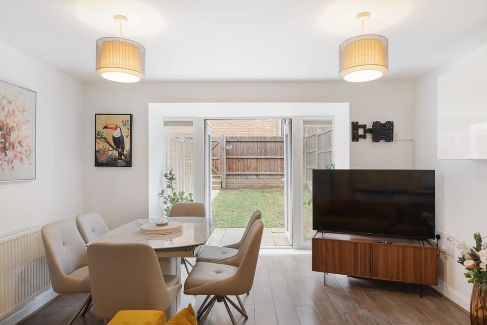 Communal lounge/ TV room, TV and multimedia, Living room, Seating area, Dining area, Evening entertainment
