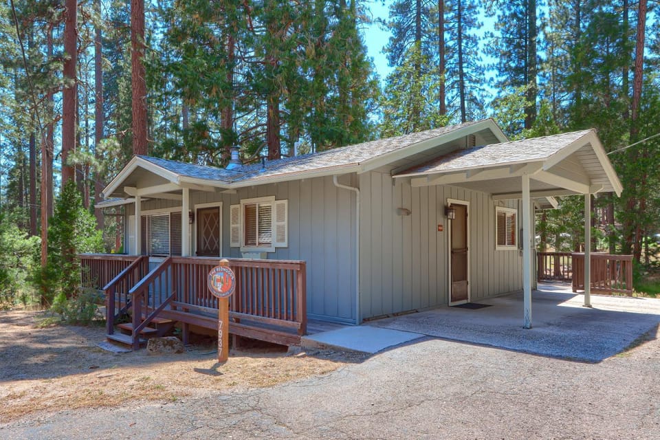 17C New Beginnings at The Redwoods In Yosemite House in Sierra Nevada