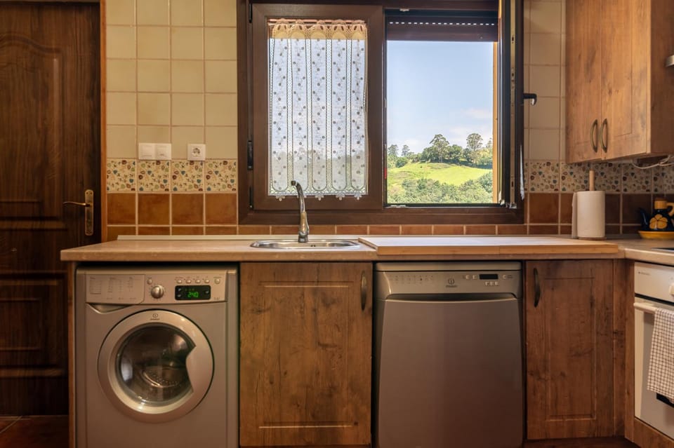 Kitchen or kitchenette, Garden view, washing machine