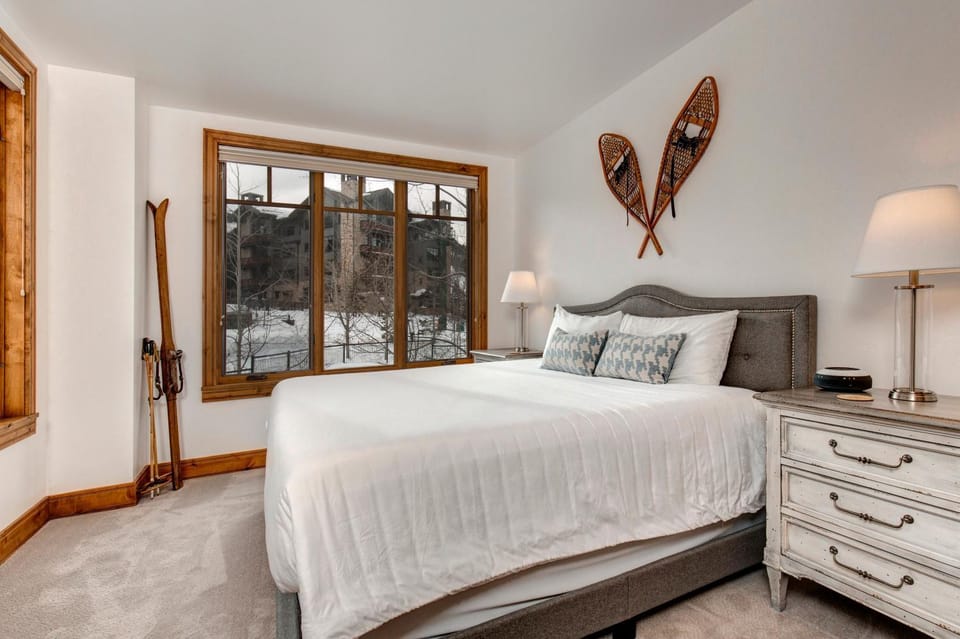 Deer Valley Ski In and Out, Luxury Condo, Amazing Views, Private Balcony Slope Side - Hot Tub! House in Park City