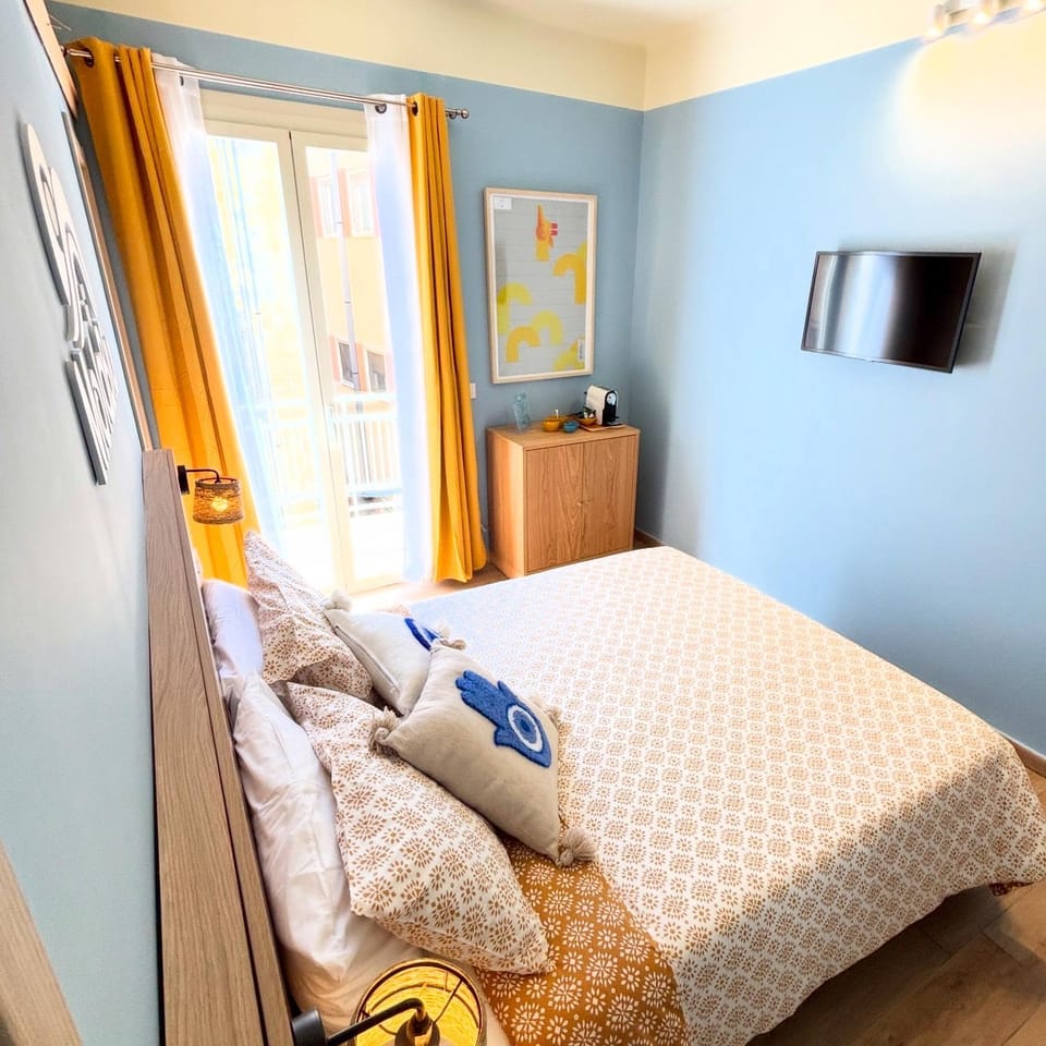 Bed, TV and multimedia, Photo of the whole room, Bedroom
