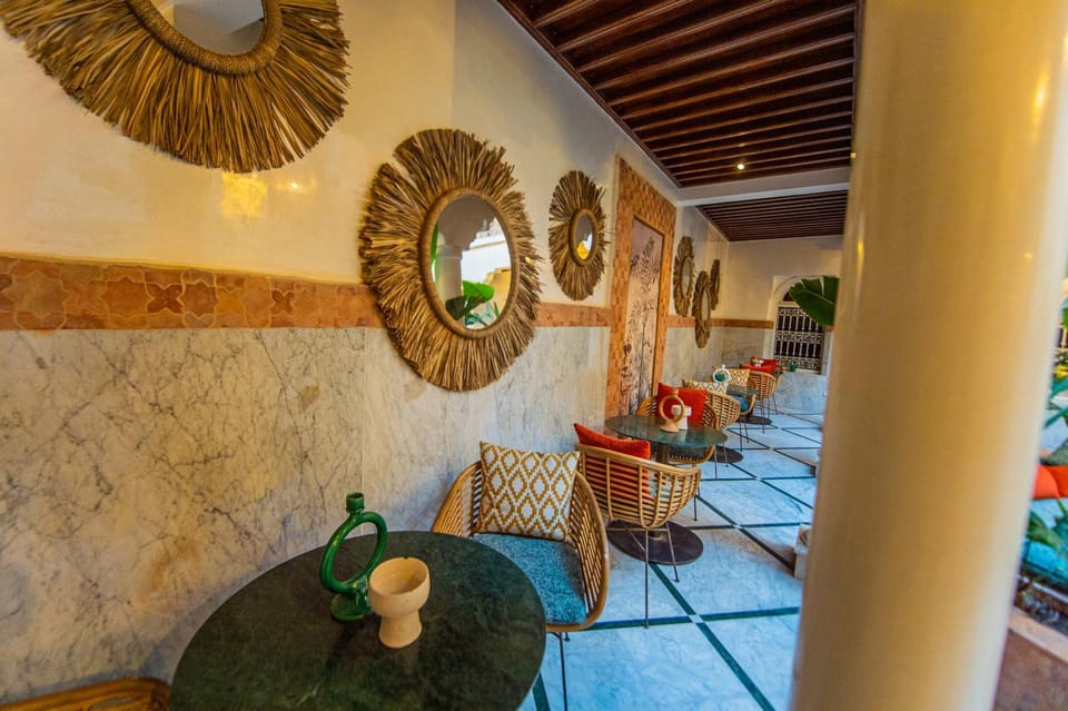 Restaurant/places to eat, Living room, Seating area