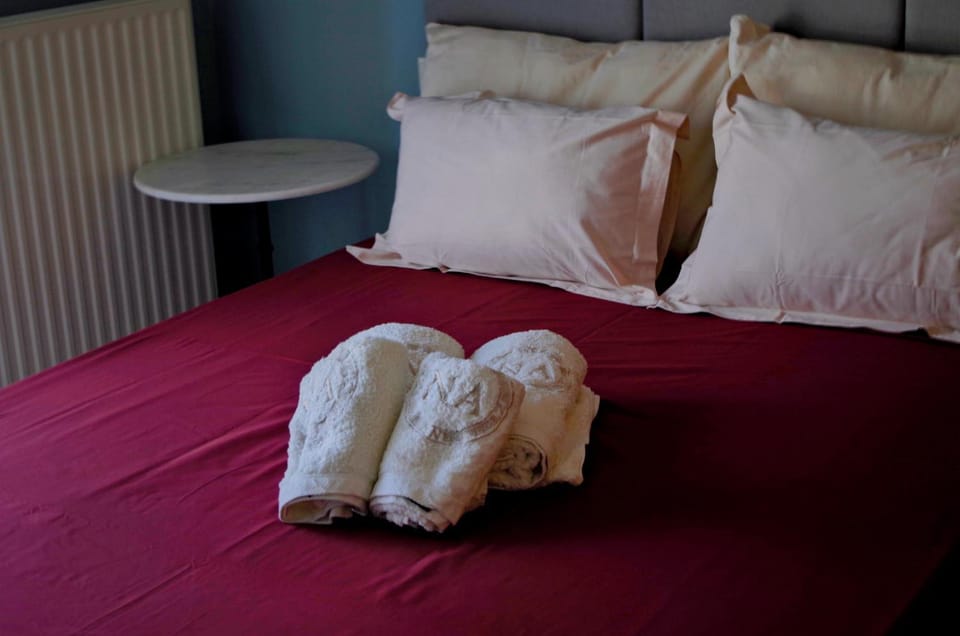 Bed, Bedroom, towels