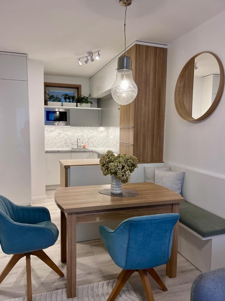 Kitchen or kitchenette, Seating area, Dining area