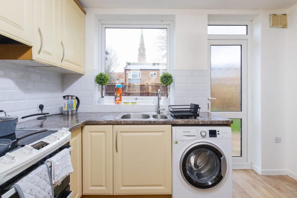 Coffee/tea facilities, Kitchen or kitchenette, oven, stove, toaster, washing machine, dryer