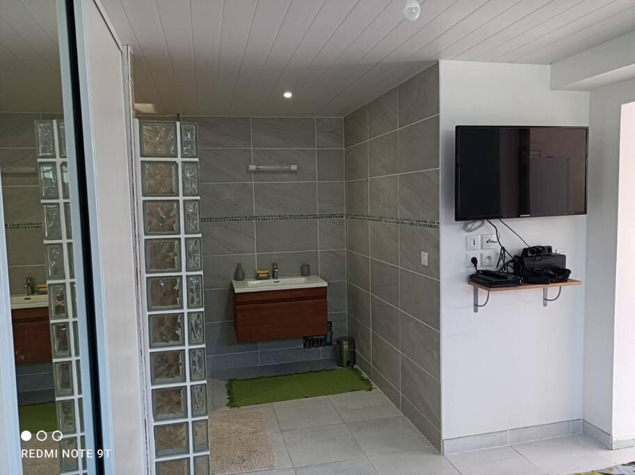 Shower, Bathroom, TV and multimedia
