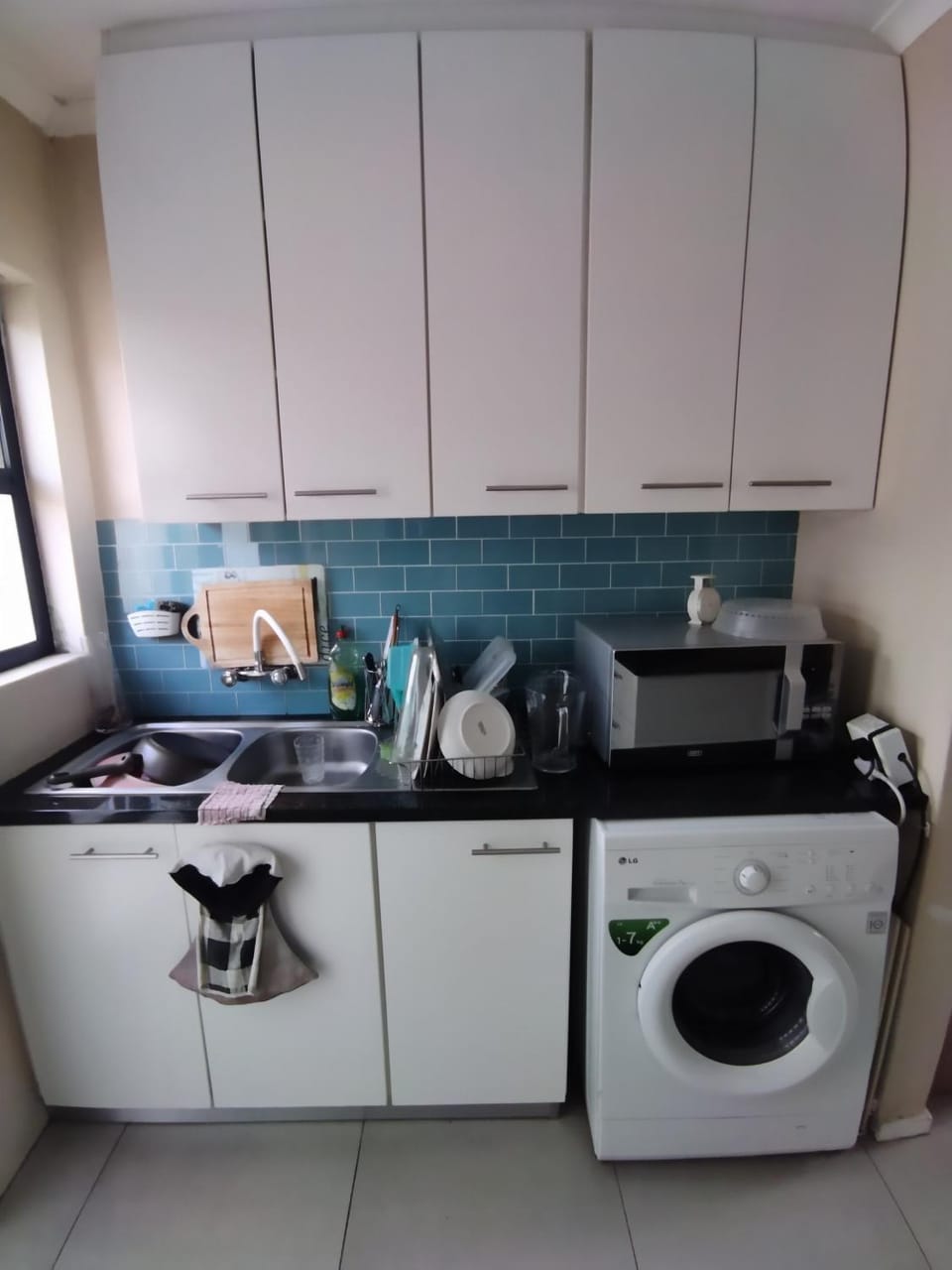 Kitchen or kitchenette, stove, washing machine