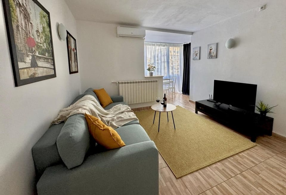 Communal lounge/ TV room, TV and multimedia, Living room, Seating area