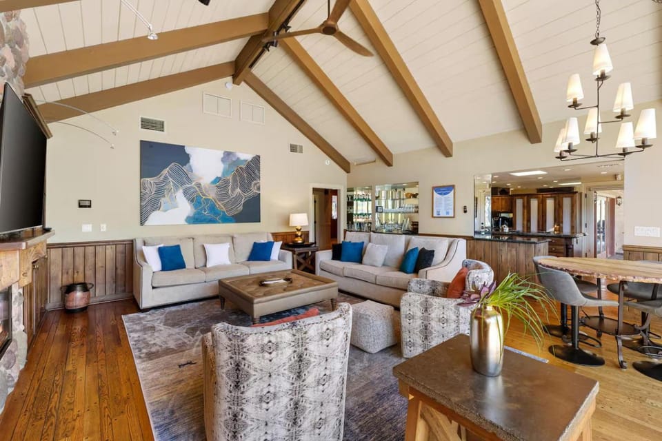 Kitchen or kitchenette, Living room, Lounge or bar, Seating area, Dining area, fireplace