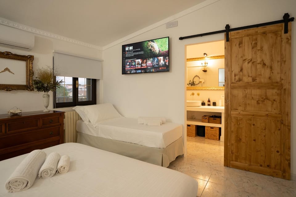 Bed, TV and multimedia, Photo of the whole room, Bedroom, towels