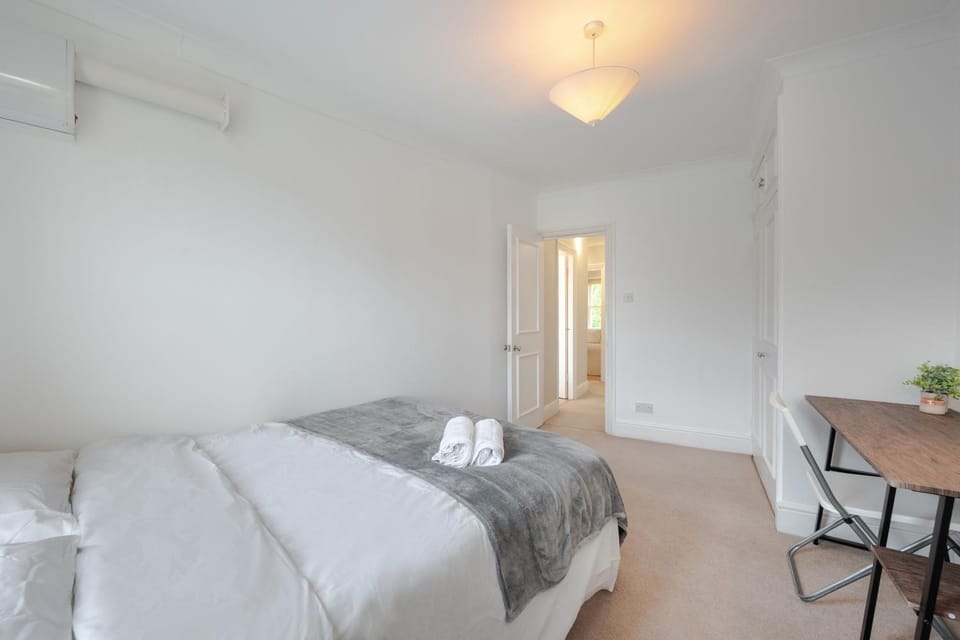 Cosy 2 Bed in Kensington Olympia Apartment in City of Westminster
