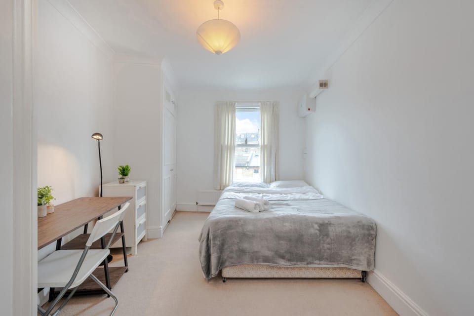 Cosy 2 Bed in Kensington Olympia Apartment in City of Westminster