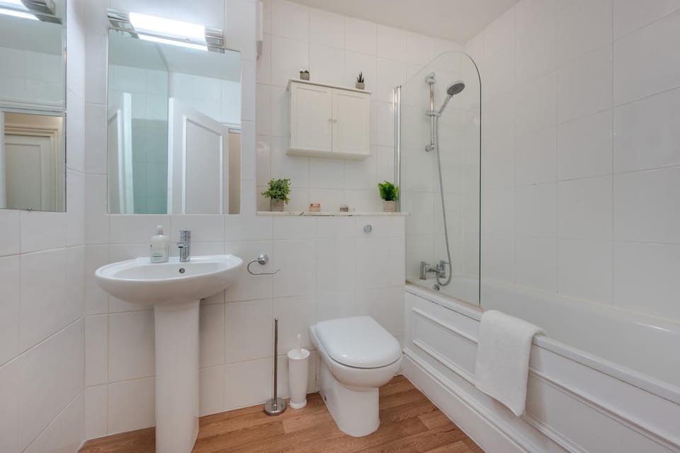 Cosy 2 Bed in Kensington Olympia Apartment in City of Westminster