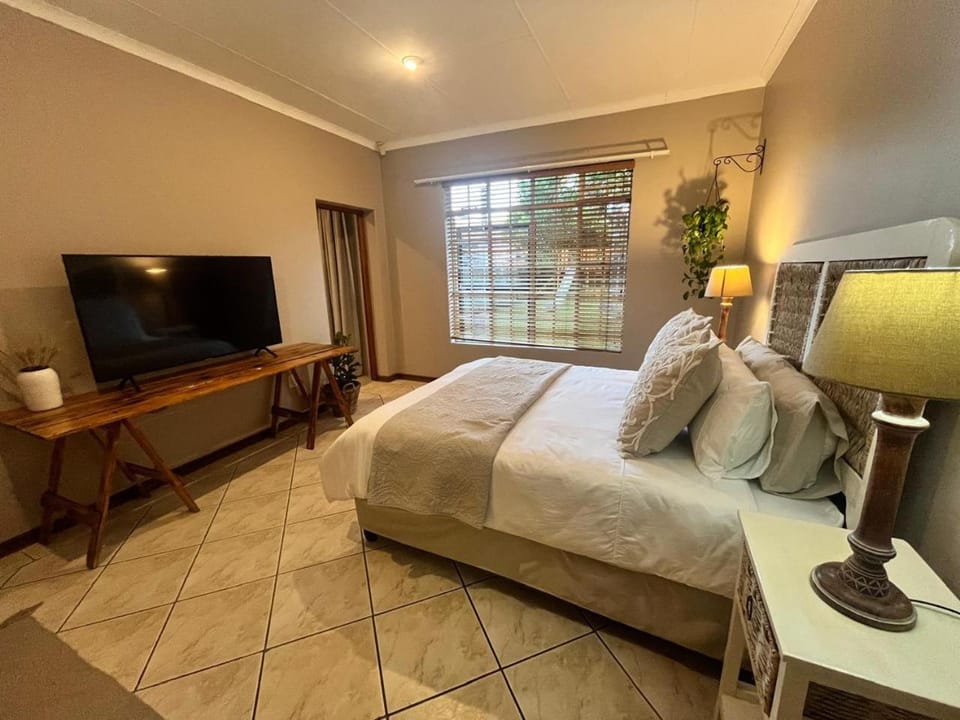 Bed, TV and multimedia, Bedroom