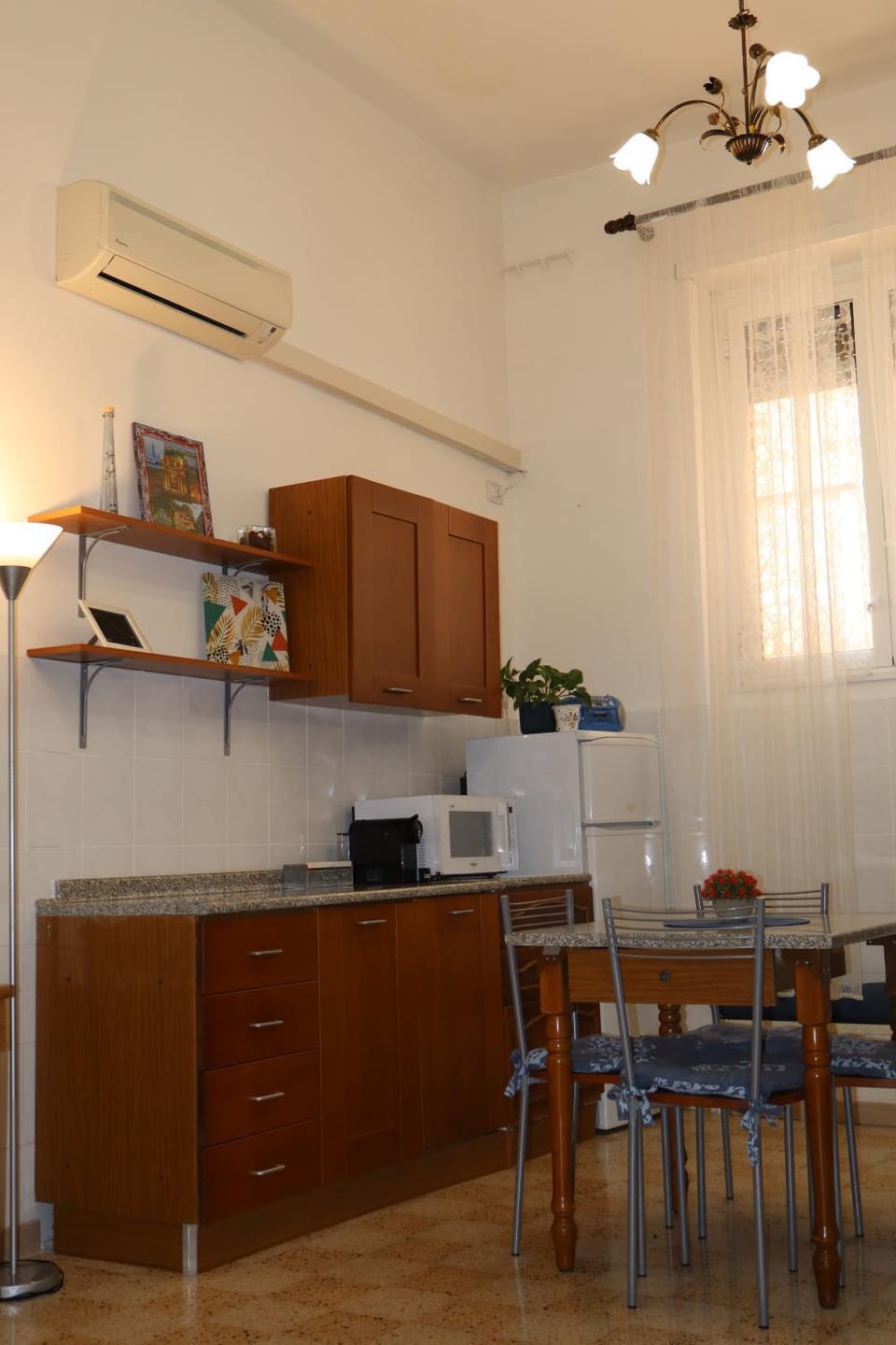 Kitchen or kitchenette, Dining area, air conditioner