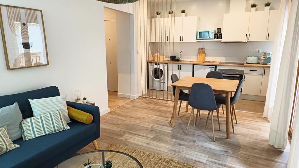 Kitchen or kitchenette, Dining area, oven, stove, toaster, washing machine