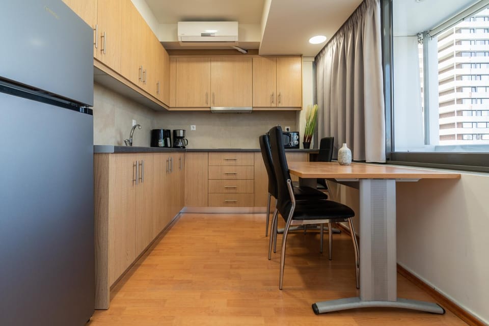 Kitchen or kitchenette, Dining area, minibar, oven, stove, air conditioner