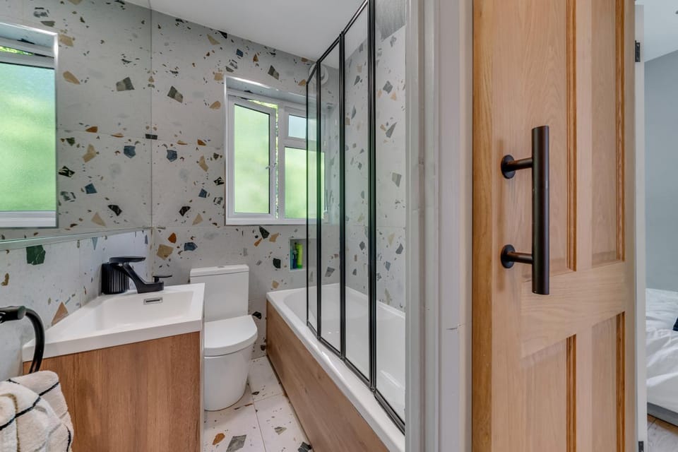 Shower, Toilet, Bed, Bathroom, Photo of the whole room, Bath, towels