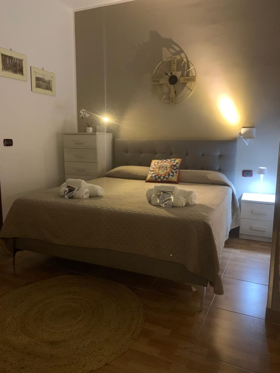Bed, Bedroom, towels